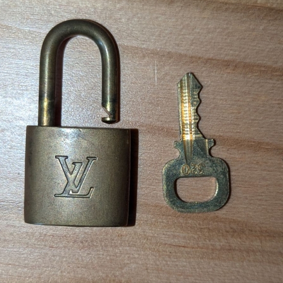 LV Lock and Key 320 - Picture 2 of 3
